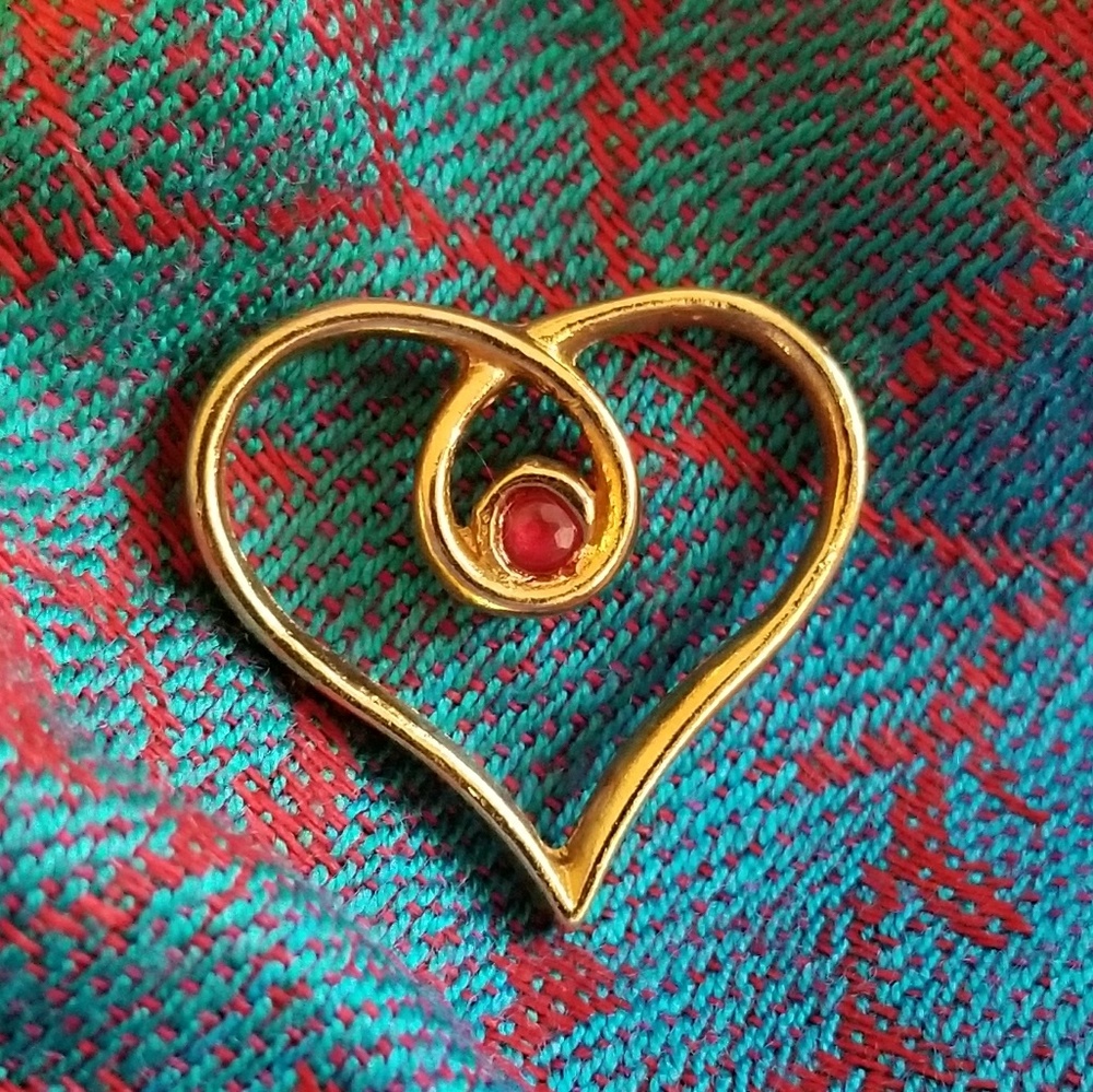 Vintage heart brooch tack pin gold tone broach red gem valentine's day - Picture 1 of 4